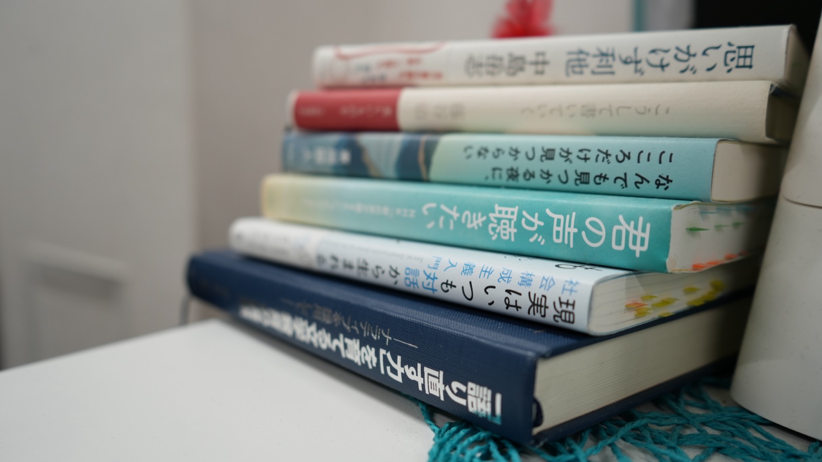 教室に積まれた色とりどりの本