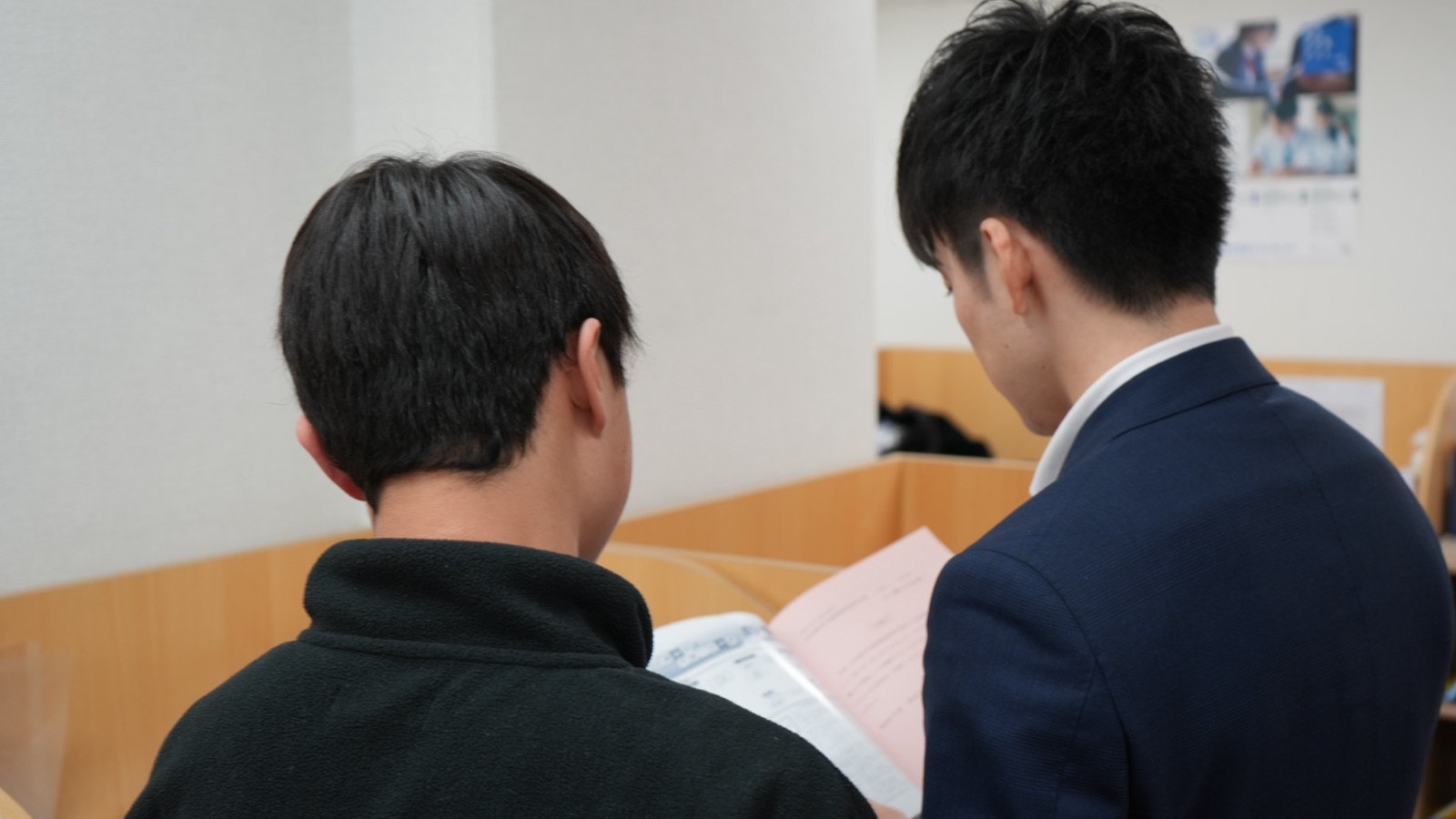 講師が生徒のノートをその場で読む様子
