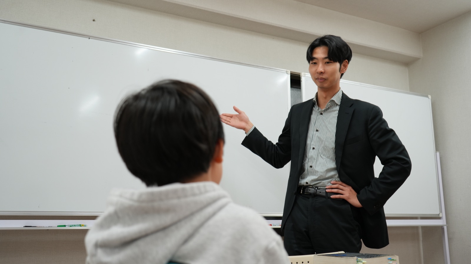 身振りを交えて語りかける講師と生徒
