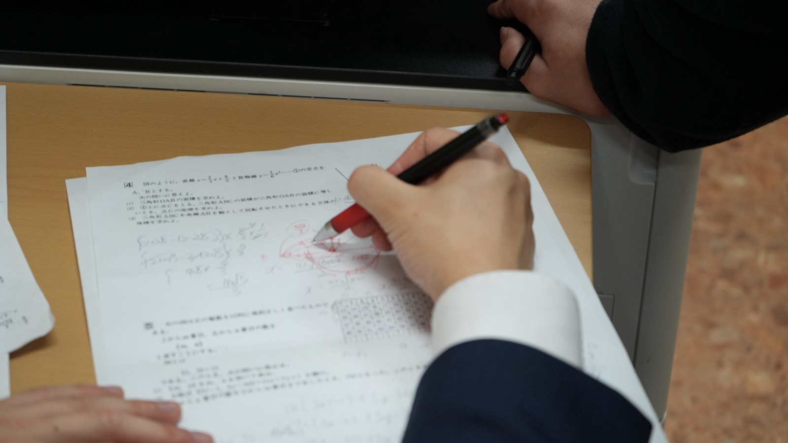 ワークシートで具体例を書き出す手元